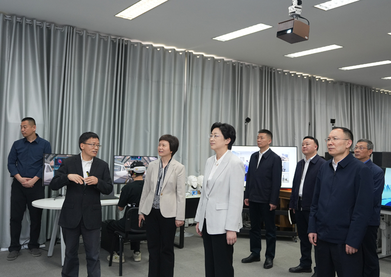 ʩС�����Ĵ���ѧ���ӿƼ���ѧ���Ͻ�ͨ��ѧ���жԽӹ��� �ٽ������Ƽ��˲����ҵ������ͨ Я�ָ��÷������ս���ƶ��Ĵ���������չ�����ͼƬ��