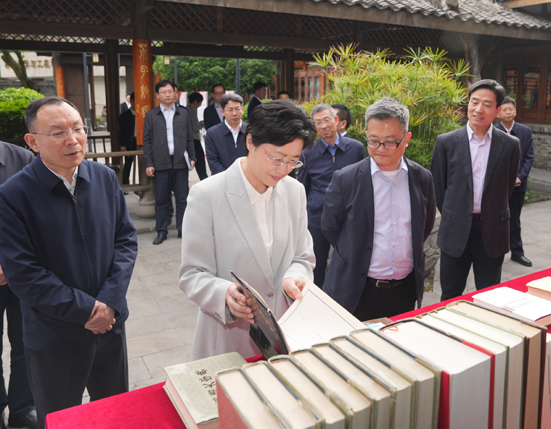 ʩС�����Ĵ���ѧ���ӿƼ���ѧ���Ͻ�ͨ��ѧ���жԽӹ��� �ٽ������Ƽ��˲����ҵ������ͨ Я�ָ��÷������ս���ƶ��Ĵ���������չ�����ͼƬ��