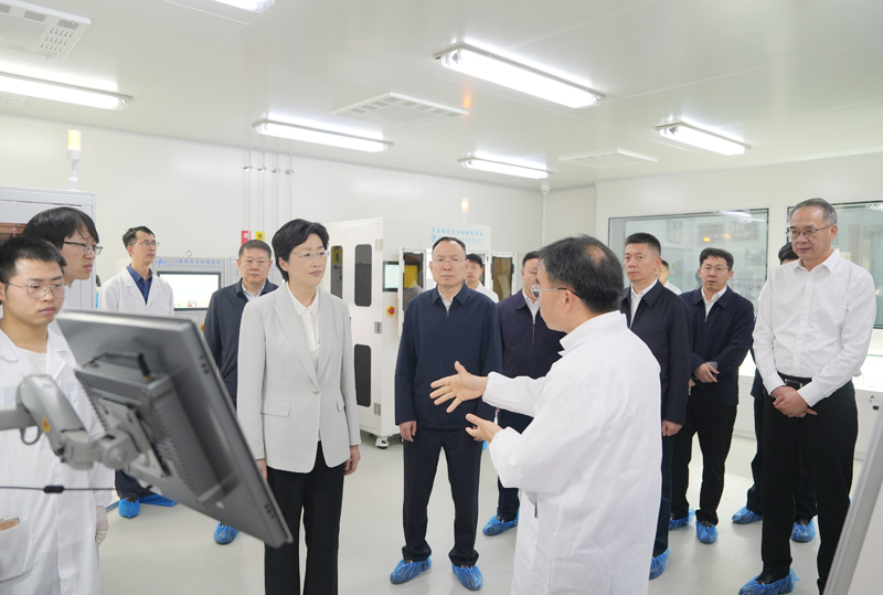 ʩС�����Ĵ���ѧ���ӿƼ���ѧ���Ͻ�ͨ��ѧ���жԽӹ��� �ٽ������Ƽ��˲����ҵ������ͨ Я�ָ��÷������ս���ƶ��Ĵ���������չ�����ͼƬ��